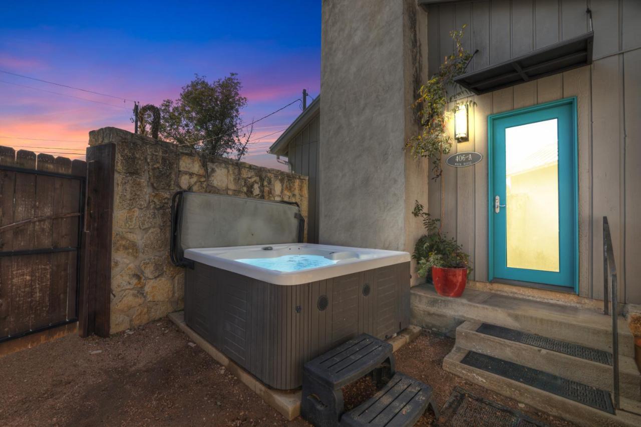 406 Lodge-A: Hot-Tub & 2 Blks To Main St Фредериксберг Экстерьер фото