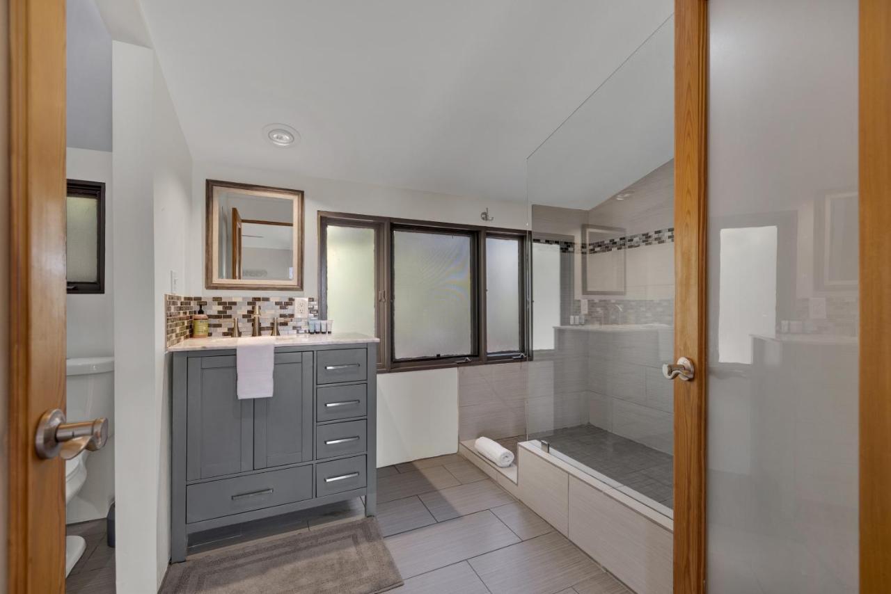 406 Lodge-A: Hot-Tub & 2 Blks To Main St Фредериксберг Экстерьер фото